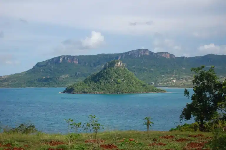 Le_pain_de_sucre_dans_la_baie_de_Diego_Suarez,_Madagascar